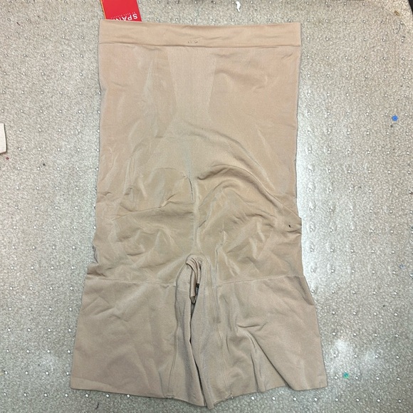 Spanx OnCore High-Waisted Mid-Thigh Short - Picture 4 of 7